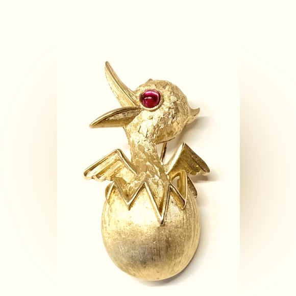 CROWN TRIFARI GOLD TONE CHICKEN HATCHING FROM EGG BROOCH, RUBY RED CABOCHON EYE - Picture 3 of 4